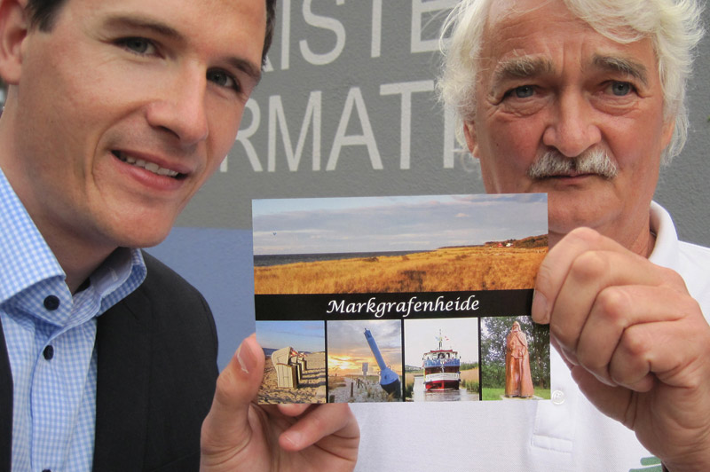und Jürgen Dudek präsentieren die erste eigene Markgafenheide-Postkarte.19.