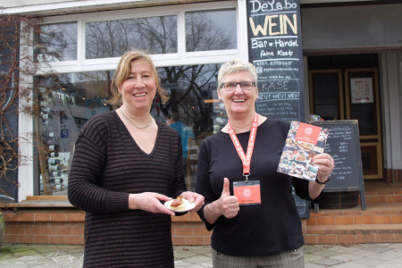 Silke Naumann (l.) vom Deja.bo in der Mühlenstraße und die City-Managerin Rostock von Eat the World, Martina Wegener, die sich als Stammgast in der kultigen Tapas-Wein-Bar outet. Beide freuen sich, dass es ab sofort auch kulinarische Touren durch Warnemünde gibt. Silke Naumann (l.) vom Deja.bo in der Mühlenstraße und die City-Managerin Rostock von Eat the World, Martina Wegener, die sich als Stammgast in der kultigen Tapas-Wein-Bar outet. Beide freuen sich, dass es ab sofort auch kulinarische Touren durch Warnemünde gibt.
