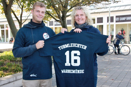 "Rostockfisch" Philipp Weber und Martina Hildebrandt von der Hanseatischen Eventagentur verkauften am Sonnabend die Crew-Shirts für das nächste Warnemünder Turmleuchten.