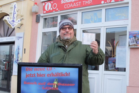 Doc Buhse präsentiert seine Best of Weihnachts-CD „Spill & Freunde: Weihnachtzeit in Warnemünde – Das Beste“. Das Album ist ab sofort zu haben.