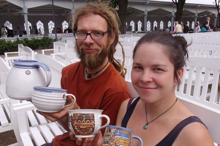 Nicole und Carsten Winkler sind auf dem Kunsthandwerkermarkt zwischen Hotel Neptun und a-ja Resort präsent. Sie bieten taubenblaue und weiße Gebrauchskeramik an.