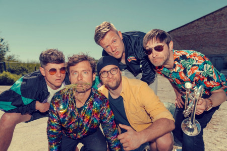 Les Bumms Boys sind zur Hanse Sail live am Wiro-Ausguck Mittelmole zu erleben.//Foto: K&uuml;nstler