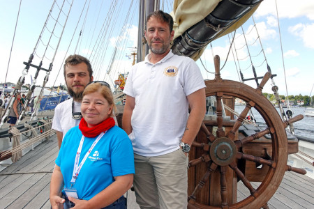 Gemeinsam durch die Krise: Chief Engineer Jordi Silvestre, Schiffsbetreuerin Iris Henkel und Kapit&auml;n Rodrigo Boj w&auml;hrend der Hanse Sail 2024, als die &bdquo;Pascual Flores&ldquo; dank engagierter Hilfe doch noch in See stechen konnte.//Foto: Freddy Langer