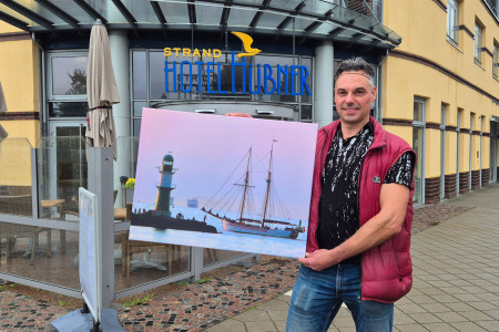 Mario Sunmir pr&auml;sentiert seine Arbeit &bdquo;Moderne trifft Tradition am Molenfeuer&ldquo;. Bis Ende Dezember sind seine Aufnahmen im Strand-Hotel H&uuml;bner zu sehen.