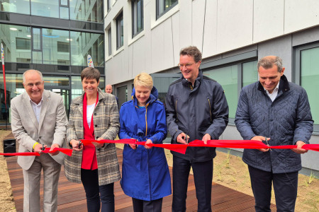 Treffen sich zum obligatorischen Durchschneiden des Bandes: Andreas Bluhm, Präsident des Landessportbundes MV, Rostocks Oberbürgermeisterin Eva-Maria Kröger, Manuela Schwesig, Ministerpräsidentin MV, Henrik Wüst, Ministerpräsident NRW und IOC-Mitglied Michael Mronz (v.l.)