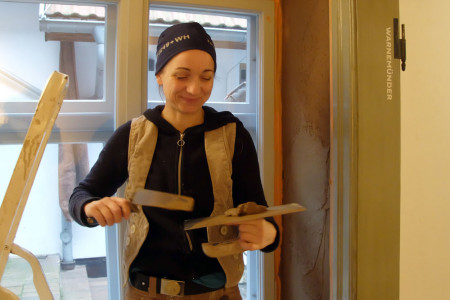 Seit August arbeitet Sylvia Krüger als Lehmbauerin im Handwerksbetrieb von Uwe Krempien. Die sympathische Künstlerin liebt alles Organische und damit auch den natürlichen Baustoff. Im Heimatmuseum Warnemünde macht sie sich bei der Renovierung des Altenteils nützlich.