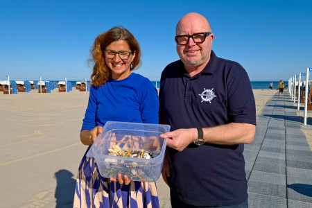 Nach wie vor machen Zigarettenkippen und Plastikteile den Großteil des Strandmülls aus. Die Nachhaltigkeitsmanagerin der Tourismuszentrale, Mila Zarkh, und Strandbewirtschafter Matthias Treichel wünschen sich einen verantwortungsvolleren Umgang mit der Ressource Strand.