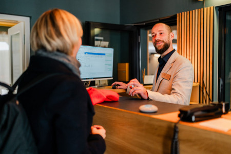 Einheimische dürfen wieder Urlaub machen, wo andere träumen – zum Beispiel im Hotel The Green in Rostock.//Foto: TZRW/ Birgit Döhring