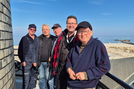 Machen den Warnemünder Leuchtturm startklar für die Saison 2026 (v.l.): Peter Voß, Meno Wagner, Hartmut Kellner, Andreas Herpoldt und Frank Mangelsdorf Es fehlt Wilfried Schroeder. Machen den Warnemünder Leuchtturm startklar für die Saison 2026 (v.l.): Peter Voß, Meno Wagner, Hartmut Kellner, Andreas Herpoldt und Frank Mangelsdorf Es fehlt Wilfried Schroeder.