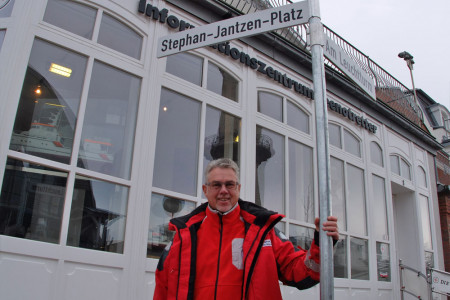 Jörg Westphal ist Leiter des Seenotretter-Infozentrums in Warnemünde, gelegen direkt am Stephan-Jantzen-Platz, und freut sich riesig über die drei neuen Straßenschilder mit dem Namen Stephan Jantzens.