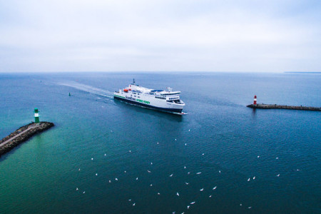Die Hybridfähre „Copenhagen“ ist das jüngste Schiffe der Scandlines Reederei und gemeinsam mit der „Berlin“ ein Symbol für die Partnerschaft zwischen der Hansestadt Rostock und der dänischen Guldborgsund Kommune.