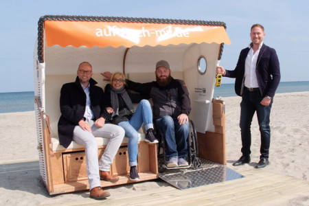 Freuen sich über den ersten barrierefreien Strandkorb für Warnemünde: Matthias Fromm, Annette Rösler, Tino Ammon und Alexander Fritz (v.l.)
