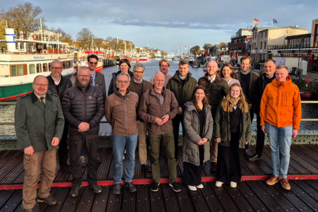 Rostocks Forstamtsleiter Jörg Harmuth ( l.) und Tourismusdirektor Matthias Fromm (2. v. l.) hießen die Delegation des Deutschen Forstvereins willkommen – ein grüner Vorgeschmack auf die große Forstvereinstagung 2026.//Foto: TZRW Rostocks Forstamtsleiter Jörg Harmuth ( l.) und Tourismusdirektor Matthias Fromm (2. v. l.) hießen die Delegation des Deutschen Forstvereins willkommen – ein grüner Vorgeschmack auf die große Forstvereinstagung 2026.//Foto: TZRW