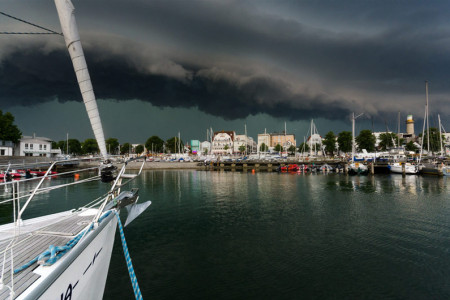 Die Gewitterwalze wütete am Pfingstsonntag über Warnemünde. Foto: Holger Martens Die Gewitterwalze wütete am Pfingstsonntag über Warnemünde. Foto: Holger Martens