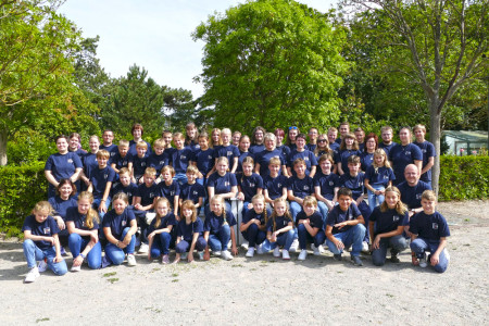 Das Kinder- und Nachwuchsorchester des Jugend-Musikkorps Rostock sorgt beim Meeresbrise-Konzert im Warnem&uuml;nder Kurhausgarten f&uuml;r musikalische Vielfalt.//Foto: JMK