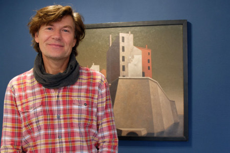 Der Warnemünder Galerist Alexander Gehrke vor einem Gemälde Manfred Kastners – eine Rarität.