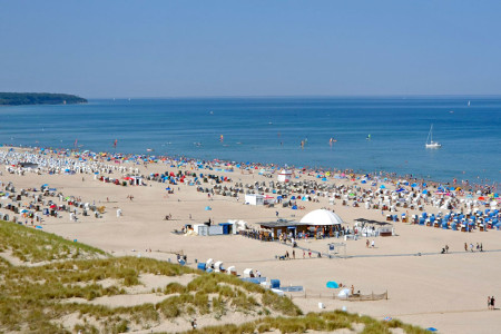 Volle Str&auml;nde bedeuten f&uuml;r die Warnem&uuml;nder Strandv&ouml;gte in der Hauptsaison viel Arbeit: Sie achten auf die Einhaltung der Strandsatzung, Badeverbote und den Schutz der D&uuml;nen.
