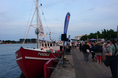 Der Kutter "Pasewalk" diente bei der zweiten Warnem&uuml;nder Port Party als schwimmende B&uuml;hne.