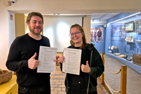 Christoph Wegner und Lilly Hofmann freuen sich auf die neue „Staffel“ der Warnemünder Museumsabende. Die 24-Jährige ist Lehramtsstudentin für Philosophie und Geschichte. Im Heimatmuseum Warnemünde absolviert sie ein fachwissenschaftliches Praktikum. Christoph Wegner und Lilly Hofmann freuen sich auf die neue „Staffel“ der Warnemünder Museumsabende. Die 24-Jährige ist Lehramtsstudentin für Philosophie und Geschichte. Im Heimatmuseum Warnemünde absolviert sie ein fachwissenschaftliches Praktikum.