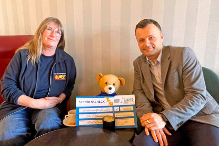 Freude &uuml;ber gelebte Hilfsbereitschaft: ASB-Projektmitarbeiterin Karen Herborn nahm die Spende in H&ouml;he von 2.500 Euro von Christoph G&auml;bler, Direktor der Hotel H&uuml;bner GmbH in Warnem&uuml;nde, entgegen. Mit dem Betrag wird das Herzensprojekt &bdquo;W&uuml;nschewagen&ldquo; unterst&uuml;tzt, das schwerkranken Menschen einen letzten besonderen Wunsch erf&uuml;llt.//Foto: Hotel H&uuml;bner Warnem&uuml;nde