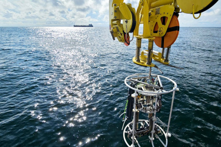 Hightech trifft Seefahrt: An Bord des BSH-Forschungsschiffes "Atair" wird die Rosette mit Wasserschöpfer und Sensoren zu Wasser gelassen – ein präziser Blick unter die Oberfläche von Nord- und Ostsee, um Temperatur, Salzgehalt und weitere Klimadaten aus der Tiefe zu erfassen.//Foto: BSH Hightech trifft Seefahrt: An Bord des BSH-Forschungsschiffes "Atair" wird die Rosette mit Wasserschöpfer und Sensoren zu Wasser gelassen – ein präziser Blick unter die Oberfläche von Nord- und Ostsee, um Temperatur, Salzgehalt und weitere Klimadaten aus der Tiefe zu erfassen.//Foto: BSH