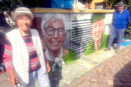 Erna und Karl-Heinz Ruschau vor dem Trafohäuschen in der Alexandrinenstraße.//Foto: Maria Pistor