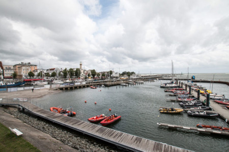 Fast wie ausgestorben wirkte der Yachthafen auf der Mittelmole heute – was aber nicht am Sturm, sondern am Übergang in die zweite Hälfte der 79. WW lag. Fast wie ausgestorben wirkte der Yachthafen auf der Mittelmole heute – was aber nicht am Sturm, sondern am Übergang in die zweite Hälfte der 79. WW lag.