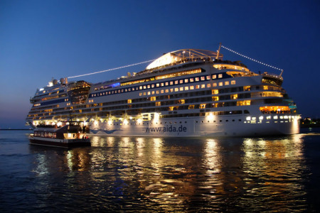 Nach drei Jahren Pause darf am Sonntag in Warnemünde anlässlich des Starts in die Kreuzfahrtsaison endlich wieder eine Port Party gefeiert werden. Nach drei Jahren Pause darf am Sonntag in Warnemünde anlässlich des Starts in die Kreuzfahrtsaison endlich wieder eine Port Party gefeiert werden.