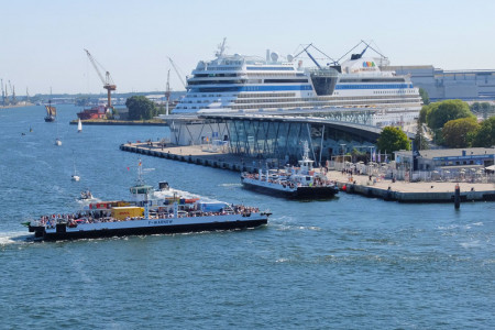 Wegen Rammarbeiten verkehren zwischen Warnemünde und Hohe Düne ab dem 20 März voraussichtlich vier Tage lang keine Autofähren. Wegen Rammarbeiten verkehren zwischen Warnemünde und Hohe Düne ab dem 20 März voraussichtlich vier Tage lang keine Autofähren.