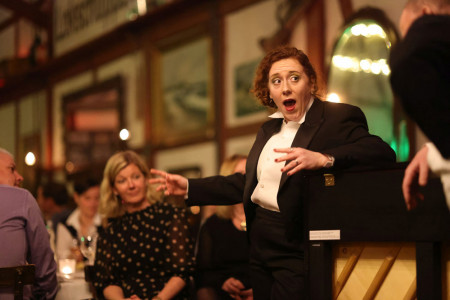 Ein Abend für alle Sinne: Künstlerinnen und Künstler des Volkstheaters und der hmt bringen Kultur direkt an den gedeckten Tisch.//Foto: Danny Gohlke