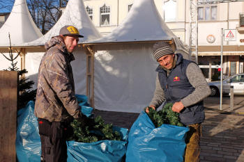 Aufräumen auf dem Kirchenplatz: Gastronom Matthias Hirsch (r.) und Mitarbeiter Marcel Delfs verstauen die Weihnachtsdekoration.