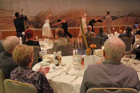 So wie hier im Hotel Neptun wurden die Künstler des Volkstheaters begeistert gefeiert.