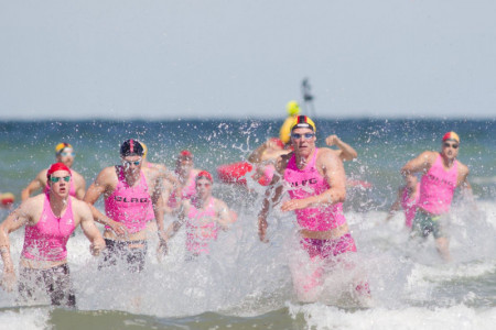 23. Internationaler DLRG Cup: Am Strand von Warnemünde messen sich Rettungsschwimmer aus sechs Nationen.