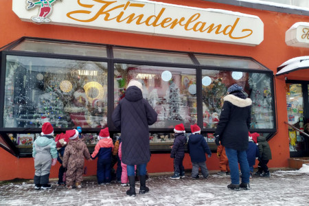 Die Jüngsten aus der Kita Knirpsenland holten pünktlich gegen 10.30 Uhr die gefüllten Nikolausstiefel im Kinderland Hoffmann in Warnemünde ab.//Foto: RikeM