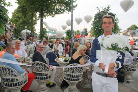 Der Warnemünder Modefachmann Uwe Jessulat feierte mit Freunden seinen 32. Geburtstag. Der Warnemünder Modefachmann Uwe Jessulat feierte mit Freunden seinen 32. Geburtstag.