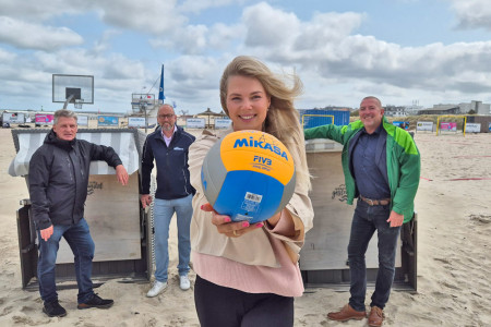 Trafen sich zum Start des AOK Active Beach am Strand von Warnemünde: Andreas Zachhuber, Leiter AOK Active Beach, Matthias Fromm, Tourismusdirektor Rostock und Warnemünde, Finja Dugel, Vorstandsmitglied Rostocker Robben, und René Bigalke, AOK Nordost (v.l.) Trafen sich zum Start des AOK Active Beach am Strand von Warnemünde: Andreas Zachhuber, Leiter AOK Active Beach, Matthias Fromm, Tourismusdirektor Rostock und Warnemünde, Finja Dugel, Vorstandsmitglied Rostocker Robben, und René Bigalke, AOK Nordost (v.l.)