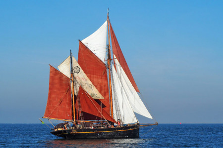 Lammert Osinga ist Kapitän auf der „Nordlys“, dem ältesten Frachtensegler der Welt, und zu Gast beim Großen Hafenkonzert im Hotel Neptun. 