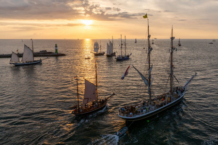 Abendausfahrten sind bei der Hanse Sail sehr beliebt.//Foto: Taslair