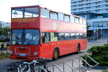 Die roten Doppeldeckerbusse sind weltweit unterwegs und bieten auch in Warnemünde Stadtrundfahrten an.