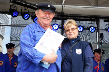 Astrid Voss überreicht Willi Kurth, Vorsitzender des Shantychors De Klaashahns, Urkunde und Buch für die jahrelange Treue bei den Shantychor-Treffen und der Warnemünder Woche. Astrid Voss überreicht Willi Kurth, Vorsitzender des Shantychors De Klaashahns, Urkunde und Buch für die jahrelange Treue bei den Shantychor-Treffen und der Warnemünder Woche.