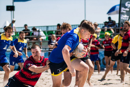 Die Rugby-Spieler setzen ihren ganzen Körper für Verteidigung und Angriff ein. Foto: Kai Köckeritz