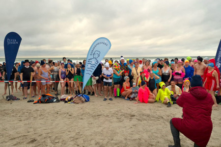 3,6 Grad Ostsee, viele mutige Herzen: Das sind die Teilnehmer des Neujahrsanbadens &ndash; G&auml;nsehaut garantiert, gute Laune inklusive.