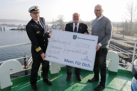 Eine Spende in Höhe von 3.000 Euro für das Jugendschiff "Likedeeler" wurden von Konteradmiral Karsten Schneider (li.) und Tourismusdirektor Matthias Fromm (re.) an den Vereinsvorsitzenden Wolfdietrich Barmwoldt überreicht.