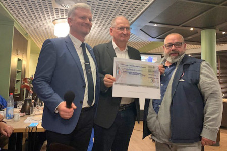 Mathias Stagat (l.) und Holger Posselt vom Förderverein Leuchtturm Warnemünde e.V. überreichen Uwe Heimhardt (mitte) einen Scheck zum Geburtstag des Museumsvereins Warnemünde.//Foto: Sabine Schubert Mathias Stagat (l.) und Holger Posselt vom Förderverein Leuchtturm Warnemünde e.V. überreichen Uwe Heimhardt (mitte) einen Scheck zum Geburtstag des Museumsvereins Warnemünde.//Foto: Sabine Schubert