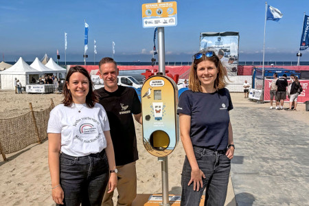 Johanna Schmidt vom CCC-MV, Christoph Krause von der Wal-Strandbar und Ulrike D&ouml;ring von der Tourismuszentrale Rostock & Warnem&uuml;nde (v.l.) freuen sich &uuml;ber die rege Nutzung des kostenfreien Sonnenschutzes am Warnem&uuml;nder Strand.//Foto: TZRW
