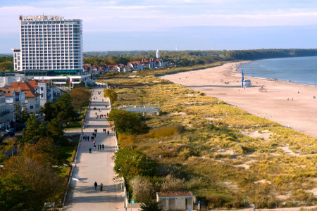 Herbstzauber an der Ostsee: Warnemünde verzaubert mit Goldtönen, Strandkörbe für Urlauber sind allerdings schon weg.