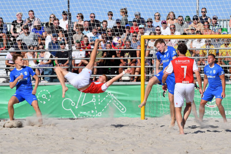 Im vergangenen Jahr haben die Beach Royals D&uuml;sseldorf zum dritten Mal nach 2021 und 2022 die Beachsoccerkrone erobert. In der Neuauflage des Endspiels von 2019 setzten sich die Rheinl&auml;nder in einem packenden Finale mit 4 : 2 gegen den Rekordmeister Rostocker Robben durch.//Foto: Joachim Kloock 