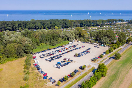Auf dem Parkplatz Warnemünde West, vormals „Rohrmannsche Koppel“ will das kommunale Wohnungsunternehmen Wiro einen Wohnmobilstellplatz errichten. Wegen der besonderen Lage am Waldrand bringt das Vorhaben jedoch nicht nur planerische, sondern vor allem ökologische Herausforderungen mit sich.//Foto (Archiv): Taslair