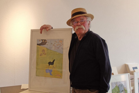 Volkmar Förster mit seinem Holzschnitt "Die Sehnsucht des Anderen". Der Künstler bezieht sich damit auf die wunderbar anrührende Geschichte von Elisabeth Shaw "Das kleine schwarze Schaf".