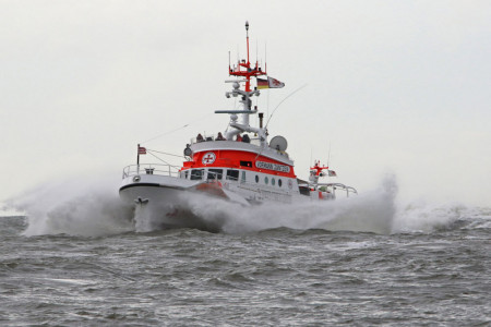 Mit dem Seenotrettungskreuzer „Vormann Jantzen“ der derzeit von Warnemünde aus in den Einsatz geht, wurde gestern ein Seekajakfahrer gerettet.